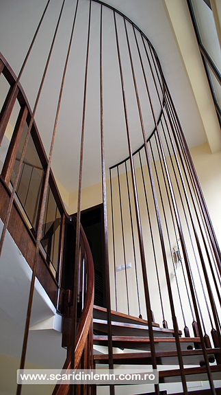 scara interioara din lemn cu trepte de lemn suspendate pe corzi