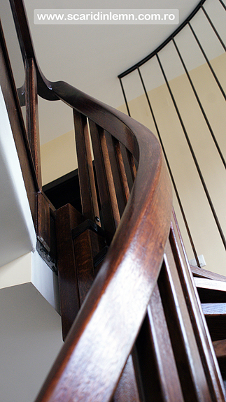 preturi scara interioara din lemn pe vang, cu trepte de lemn suspendate pe corzi