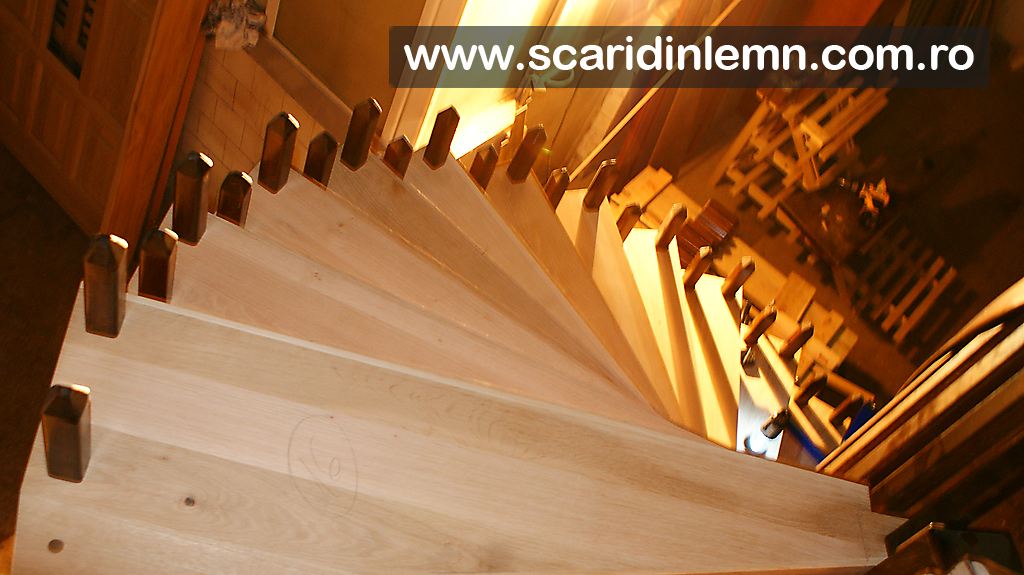 atelier tamplarie scari interioare din lemn pe vanguri, cu trepte de lemn suspendate pe corzi pret