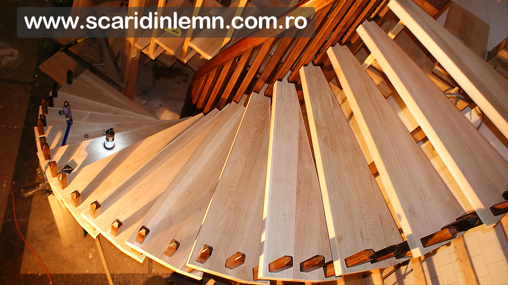 atelier executie scara interioara din lemn pe vanguri, cu trepte de lemn suspendate pe corzi pret