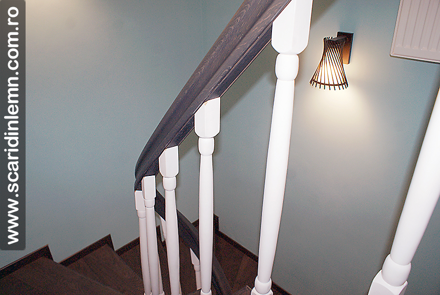 mana curenta din lemn curbat cu balustri albi scari interioare din lemn masiv