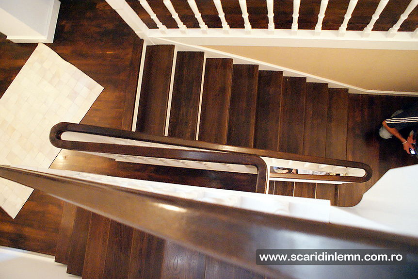 scara interioara din lemn masiv vang modular placare trepte de lemn cu mana curenta lemn curbat proiectare design productie