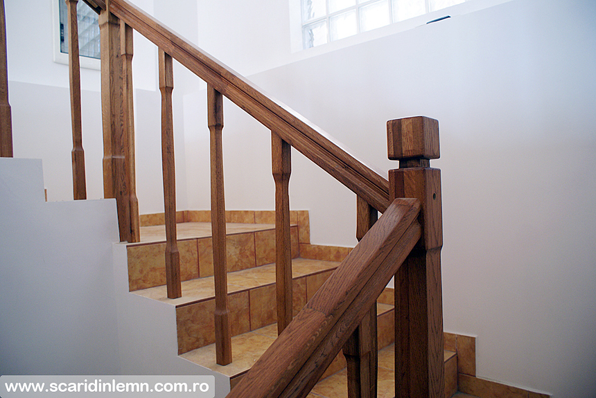 scara interioara din lemn masiv pe vanguri inchise cu mana curenta si balustrii pe casa scarii