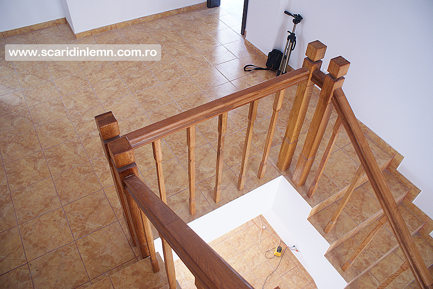 scari interioare de lemn masiv pe vanguri inchise cu mana curenta si balustrii pe casa scarii