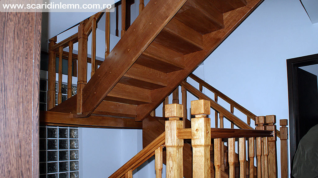 scari interioare de lemn masiv pe vanguri inchise cu mana curenta si balustrii din lemn pe casa scarii