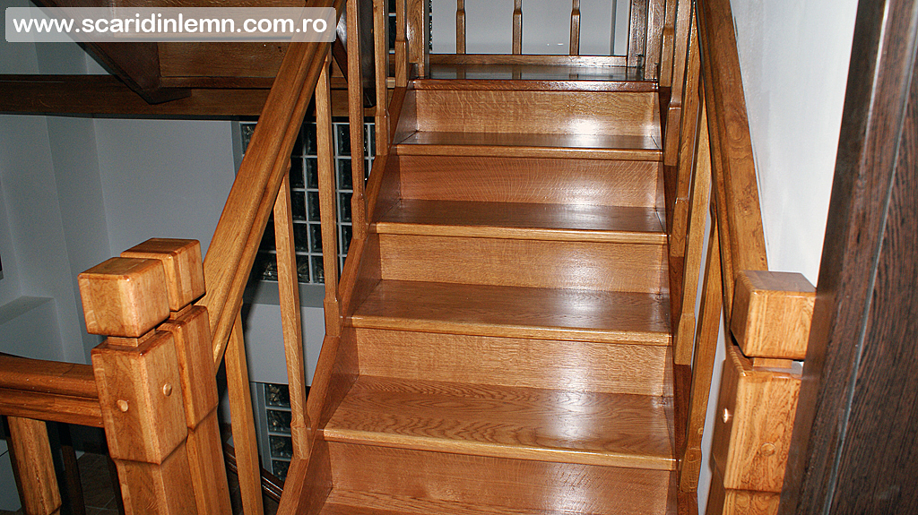 scari interioare de lemn cu mana curenta si balustrii din lemn pe vanguri inchise pe casa scarii