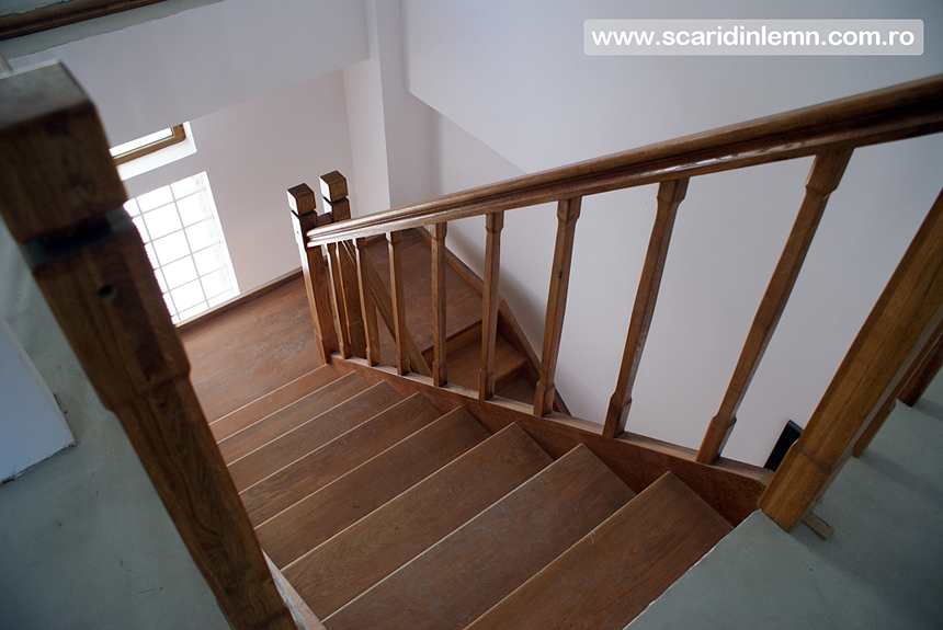 scari interioare de lemn cu mana curenta si balustrii din lemn pe vanguri inchise pret bun