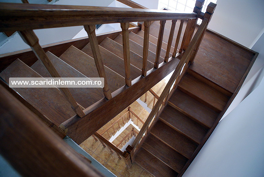 scari interioare de lemn cu mana curenta si balustrii din lemn pe vanguri inchise preturi