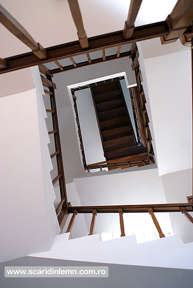 scara interioara de lemn cu balustrada si balustrii din lemn pe vanguri inchise preturi design si proiectare scari