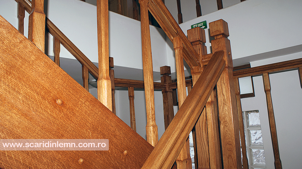 scara din lemn interioara cu balustrada si balustrii de lemn pe vanguri inchise preturi design si proiectare scari