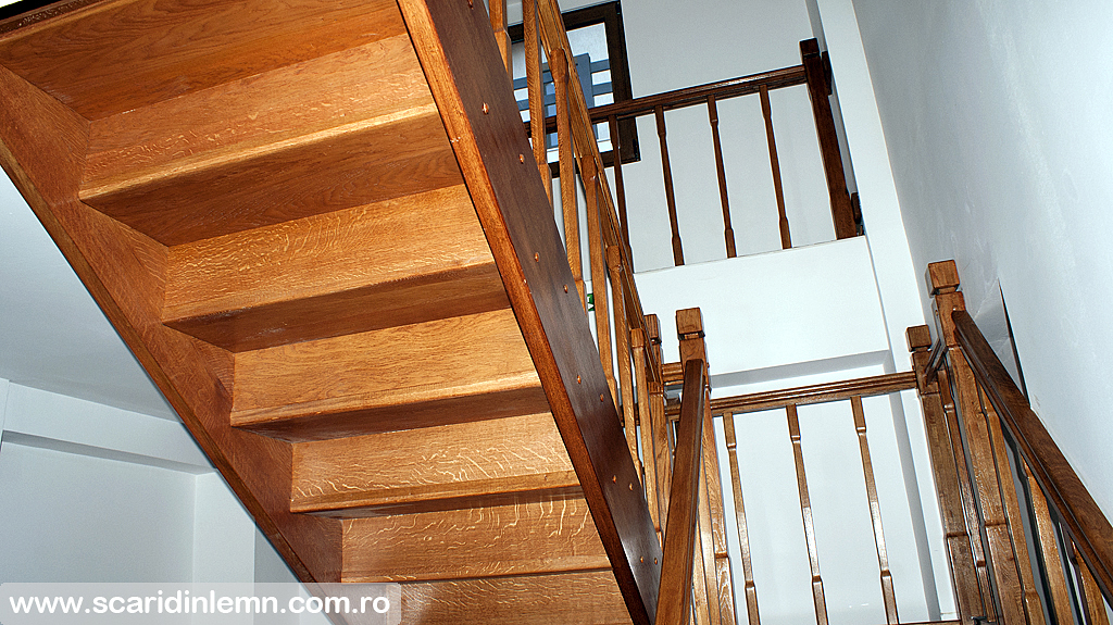 scari din lemn casa scarii mana curenta balustrii de lemn pe vanguri inchise design