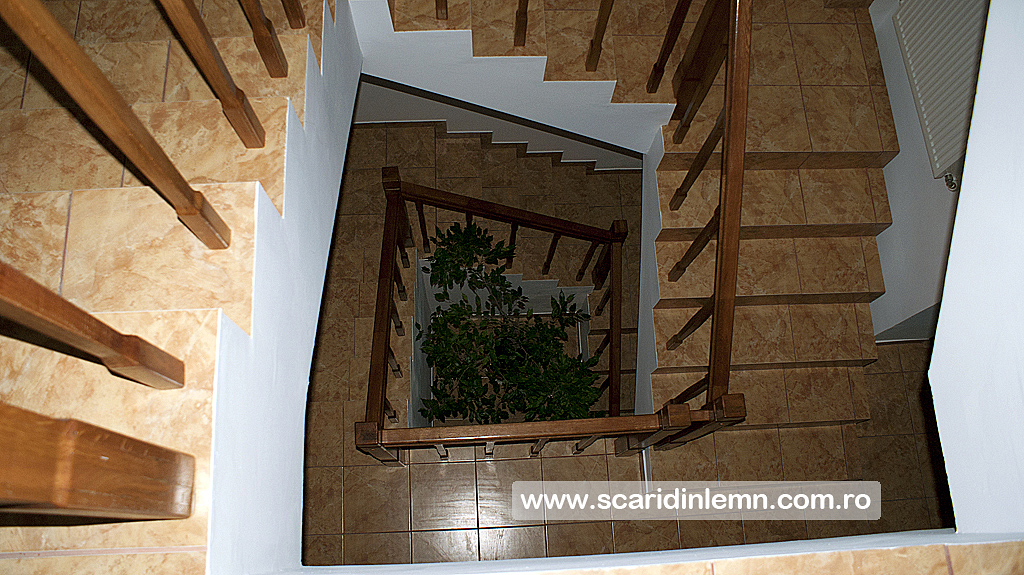 scara interioara din lemn casa scarii balustrada lemn balustrii, pe vanguri inchise preturi
