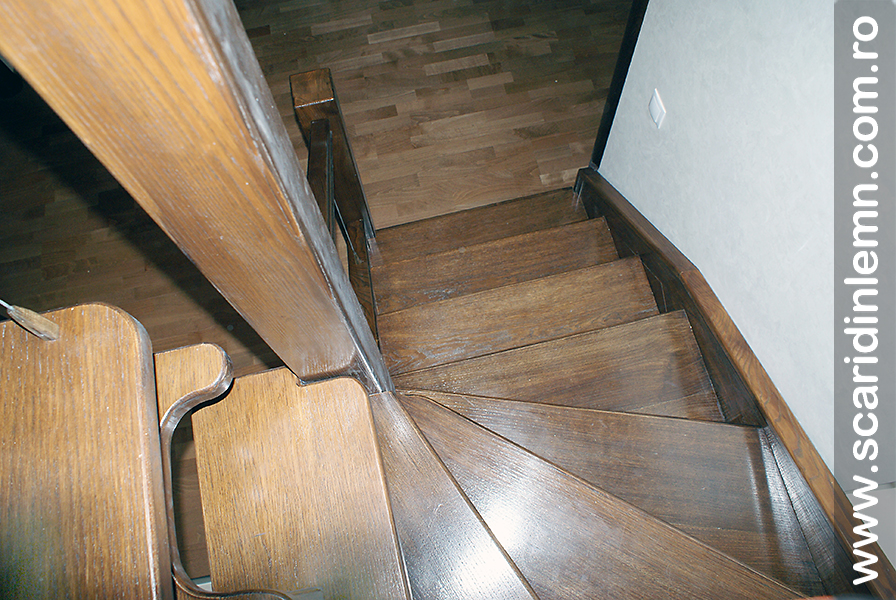 Scara interioara din lemn masiv  combinata, trepte in evantai, drepte, cu pas conditionat, economica, pentru orice spatiu