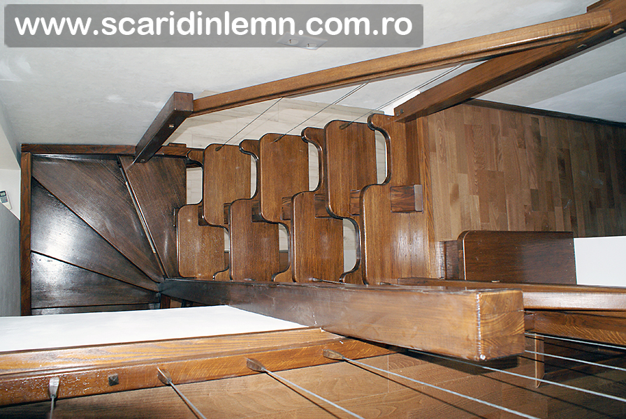 Scara de lemn masiv combinata, trepte in evantai, drepte, cu pas conditionat, economica