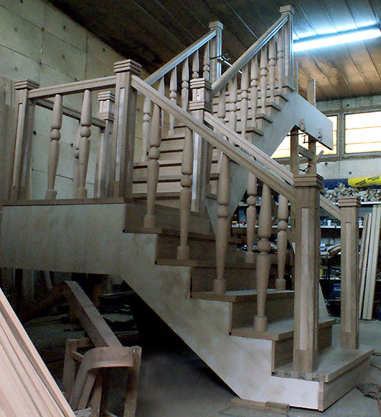 atelier Mai jos gasiti imagini din atelierul nostru de tamplarie scari din lemn, de la montaj sau in diferite etape de executie si prelucrare manuala.