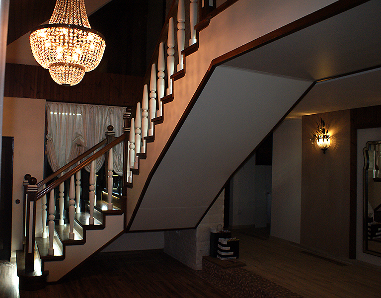 scara interioara din lemn masiv trepte iluminate cu balustrii masivi, drepti si cu decoratiuni 