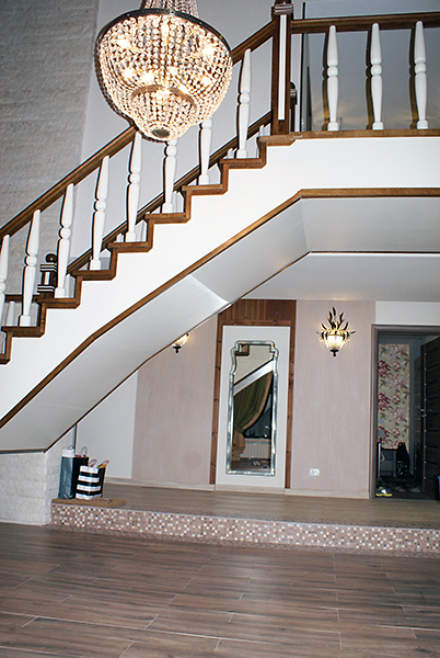 scara interioara din lemn masiv trepte iluminate cu balustrii masivi, drepti si cu decoratiuni 
