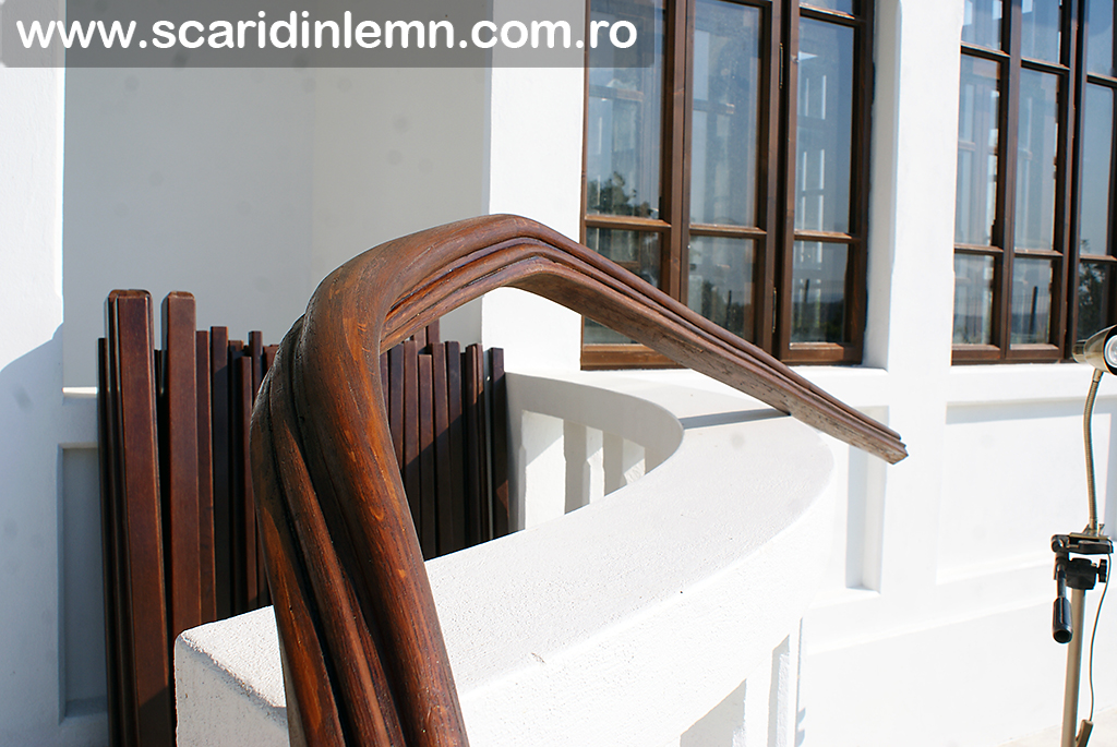 melc din lemn masiv cu mana curenta curbata continua - balustrada din lemn pe fuscei din lemn